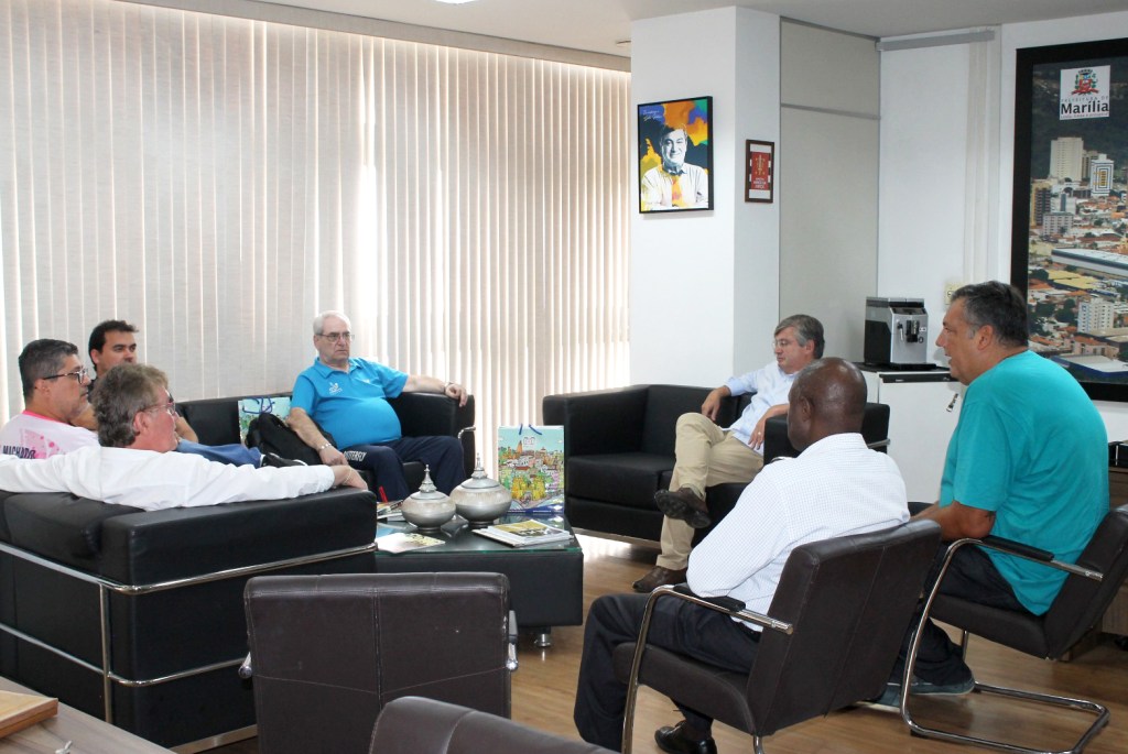 Representantes do tênis de mesa da Espanha e Angola são recebidos em audiência na Prefeitura Municipal de&nbsp;Marília