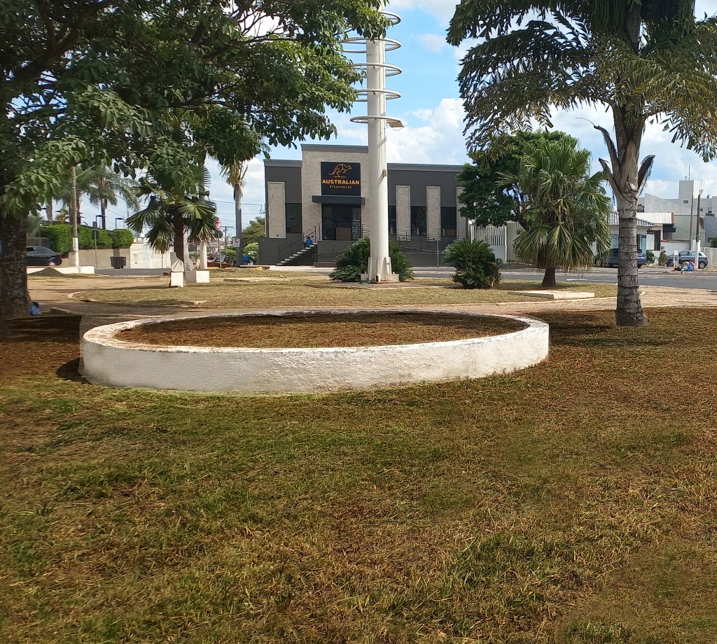 Limpeza Pública realiza capinação nas praças Athos Fragata e Higashi-Hiroshima e combate à dengue e ao mosquito Aedes aegypti segue operação na zona&nbsp;Norte