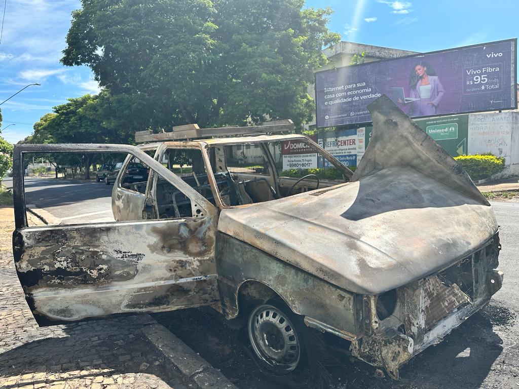 Carro é Destruído pelas Chamas na zona Leste de Marília, Bombeiros Agiram Rapidamente e Ninguém se&nbsp;Feriu