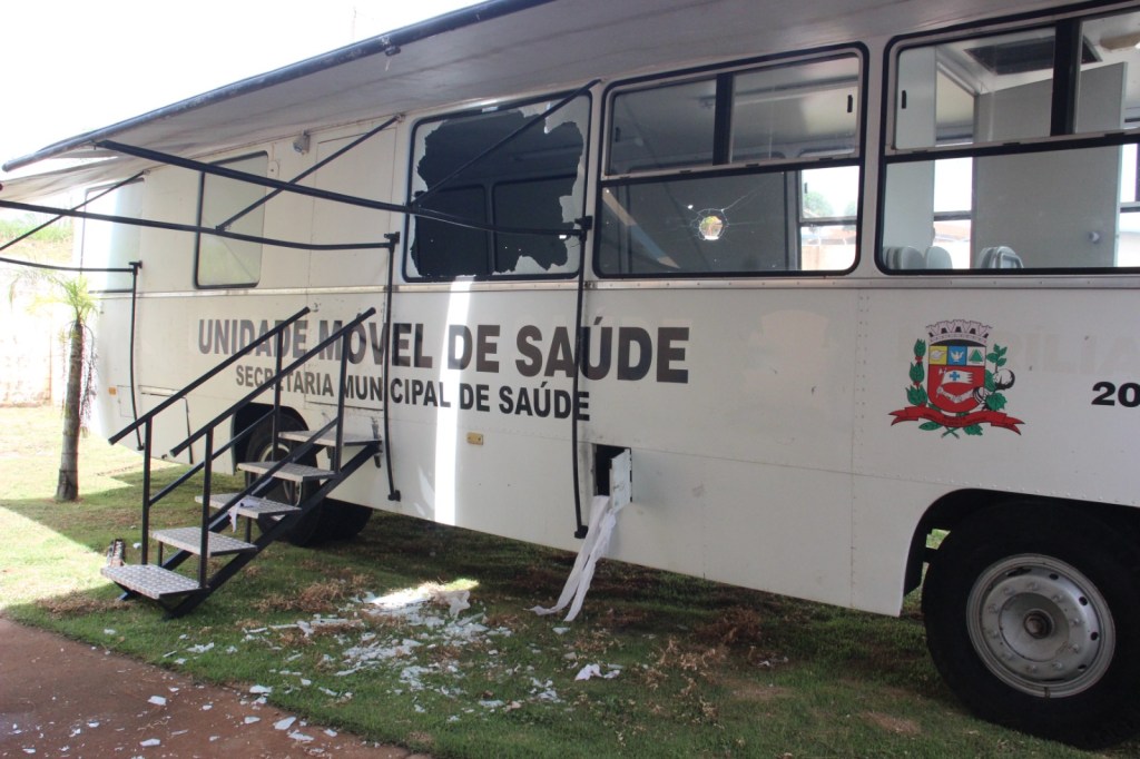Vandalismo: Encapuzados depredam e tentam incendiar Ônibus da Saúde na Zona Sul de&nbsp;Marília