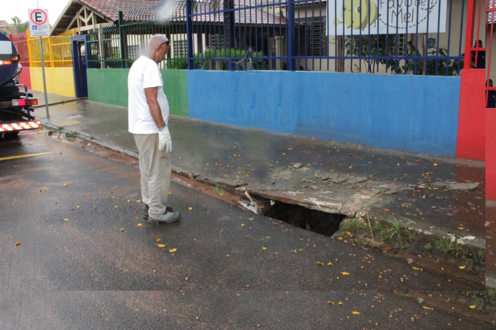 Prefeitura realiza reparos e limpeza em locais afetados pela forte chuva que atingiu Marília terça-feira&nbsp;(20)