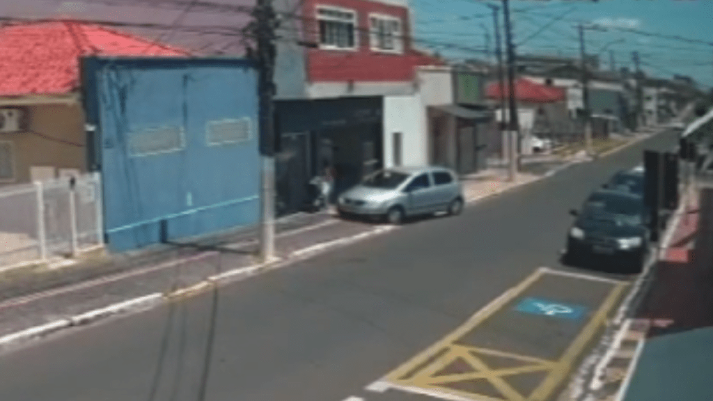 Carro Desgovernado quase Atropela Mulher e Criança em Carrinho de Bebê na região Central de&nbsp;Marília