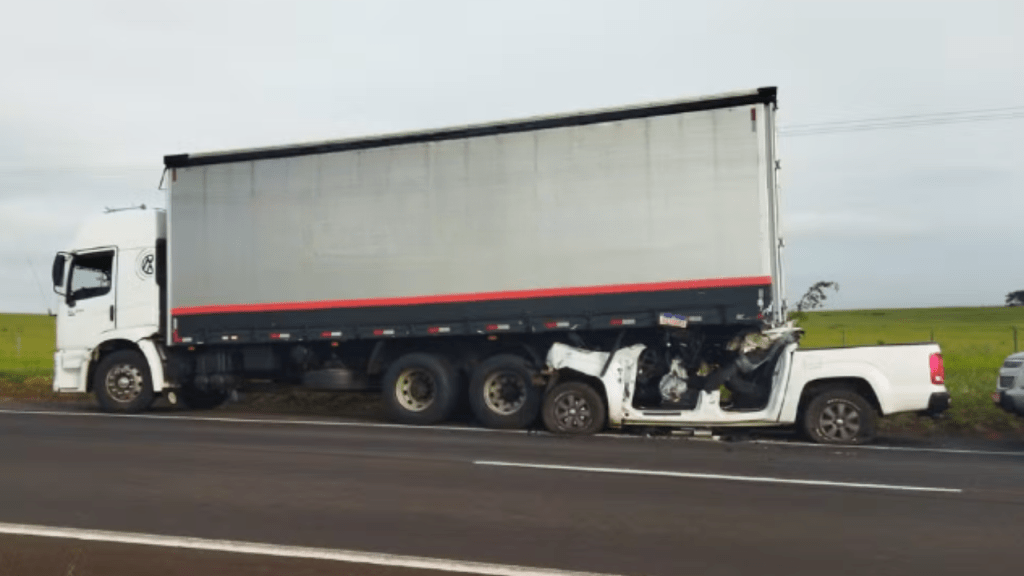 Tragédia: Tio e Sobrinho Morrem após Caminhonete Bater Violentamente na Traseira de Caminhão na&nbsp;Região