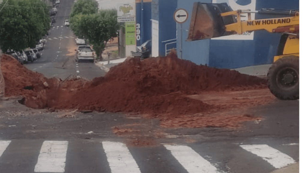 Após Marília Hoje noticiar buraco gigante na rua Amazonas serviço de reparo começa a ser feito no&nbsp;local