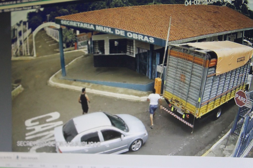 Indivíduos desconhecidos perseguem caminhão, invadem garagem da Prefeitura, depredam o veículo e  ameaçam o motorista de morte em&nbsp;Marília