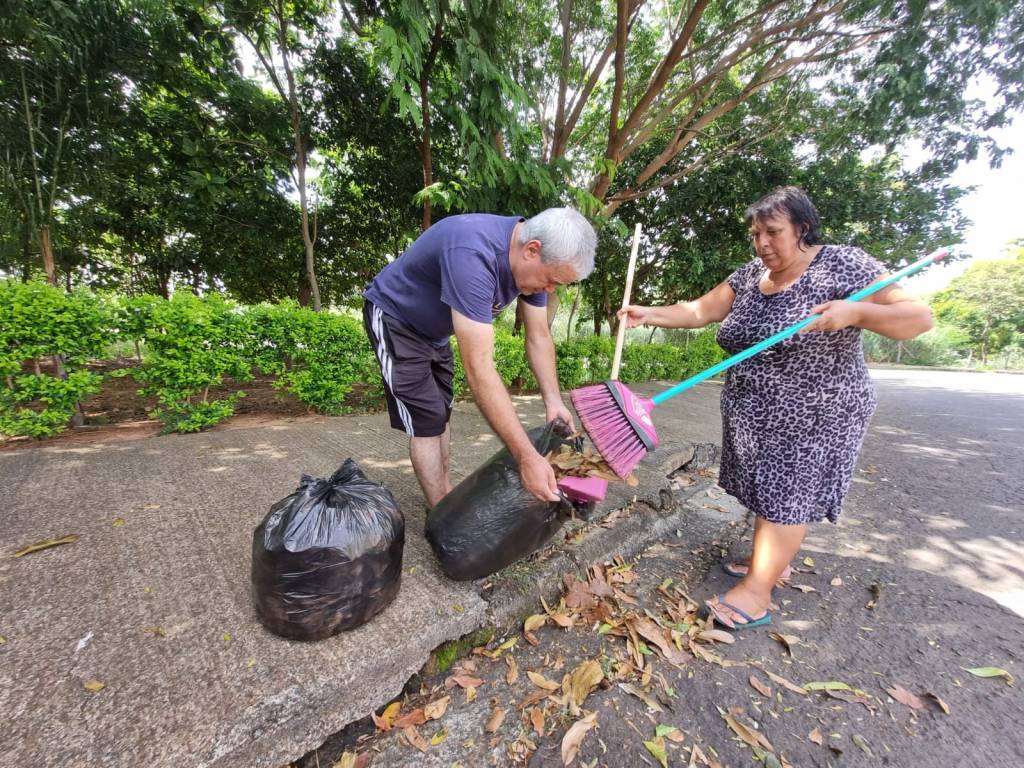 Casal da zona Norte de Marília mantém área verde limpa dando exemplo para&nbsp;comunidade
