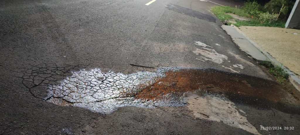 Moradores da zona Leste denunciam negligência da administração municipal com vazamento de água no Bairro Santa&nbsp;Gertrudes