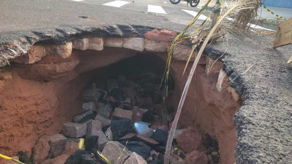PERIGO: Enorme Buraco Coloca em Risco Motoristas e Motociclistas na região Central de&nbsp;Marília