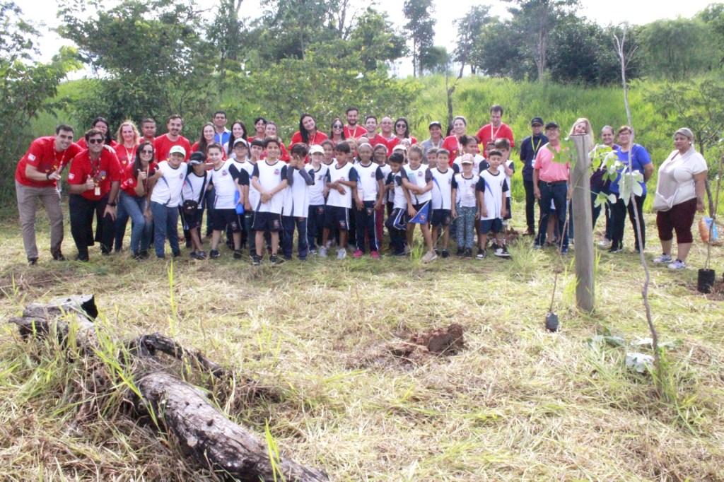 Secretaria Municipal do Meio Ambiente realiza plantio de árvores nativas com alunos da rede municipal ao redor da represa&nbsp;Cascata
