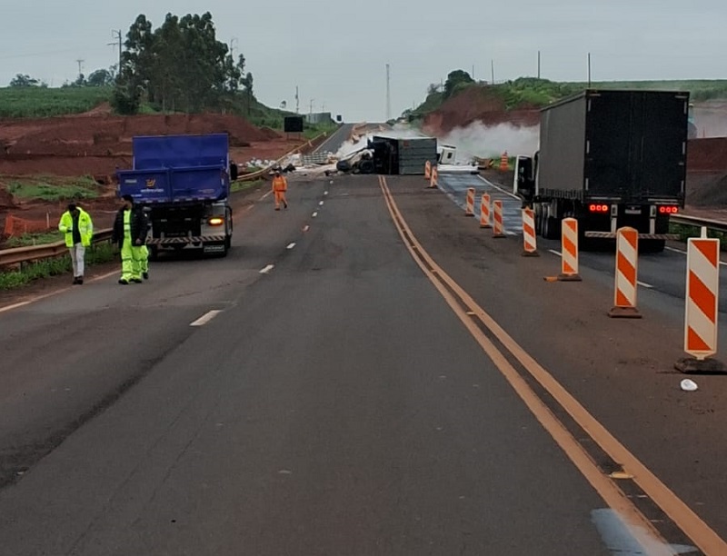 Rodovia SP-333 tem trecho interditado na Região após vazamento de carga&nbsp;perigosa