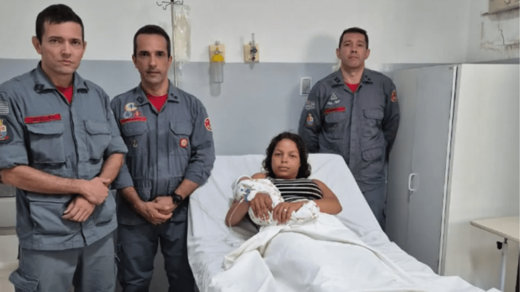 Com Ajuda por Telefone do Corpo de Bombeiros Jovem dá à luz em&nbsp;Casa