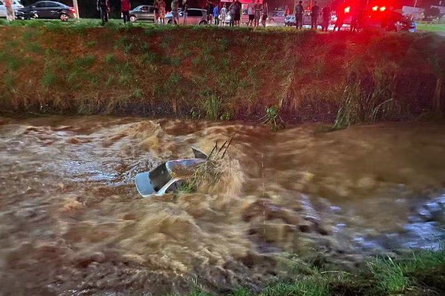 Carro cai em córrego durante chuva intensa na Região e três pessoas são&nbsp;resgatadas