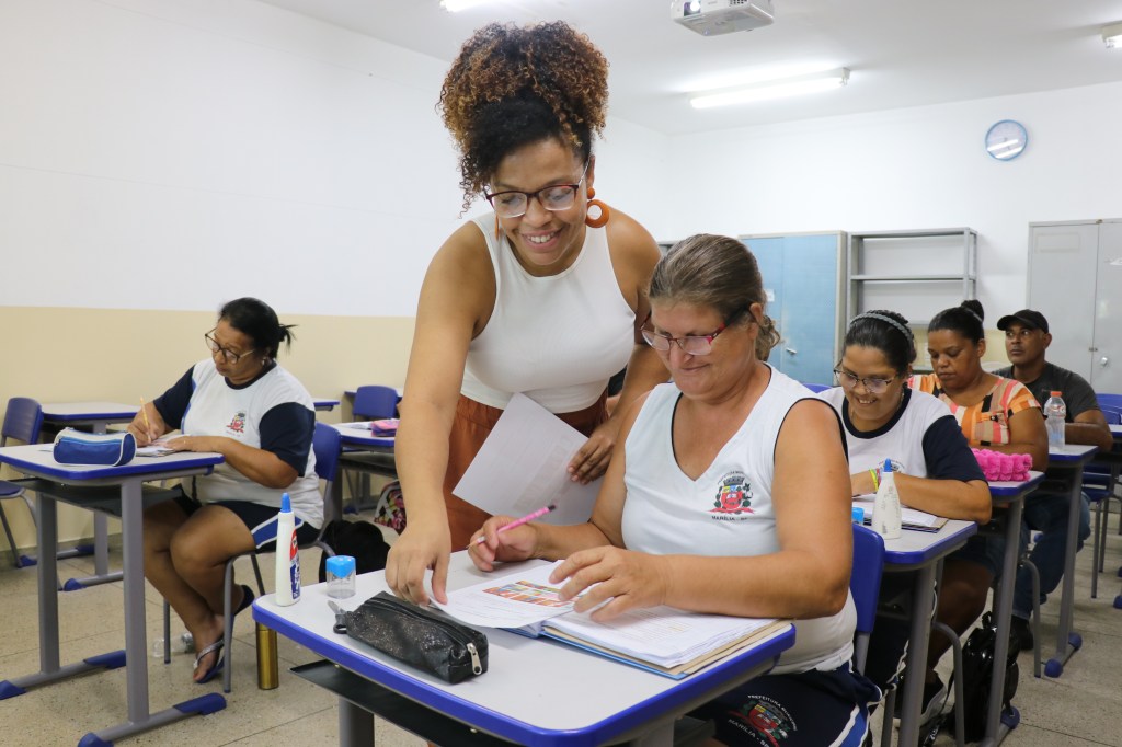 Alfabetização de jovens, adultos e idosos: Secretaria Municipal da Educação abre matrículas para aulas presenciais do&nbsp;EJA