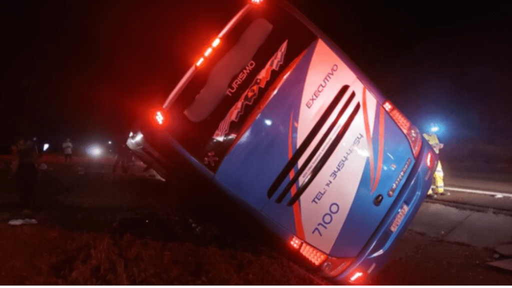 Motorista de 57 anos que conduzia ônibus acidentado na Rodovia Castello Branco teve parte do braço&nbsp;amputado