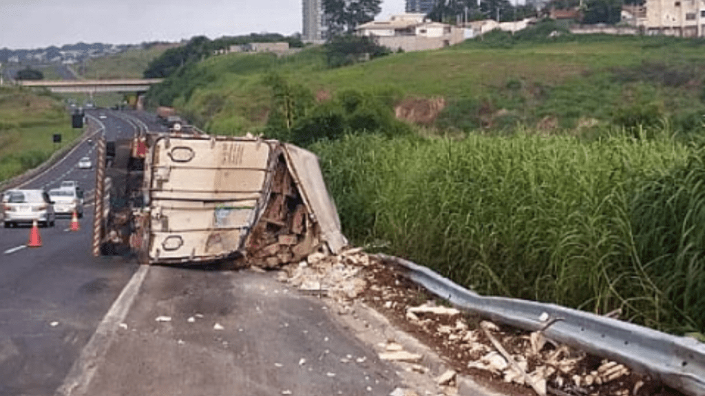 Acidente grave na rodovia do contorno deixa motorista ferido em&nbsp;Marília