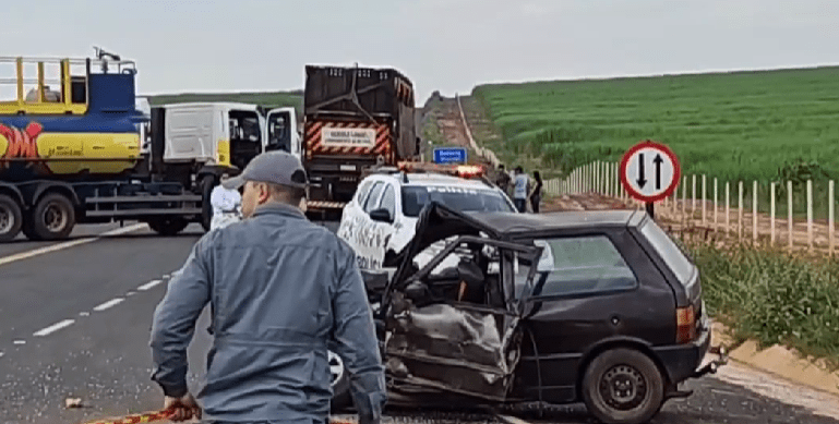 Homem de 60 anos morre em acidente entre carro e carreta em rodovia da Região neste sábado&nbsp;(13)