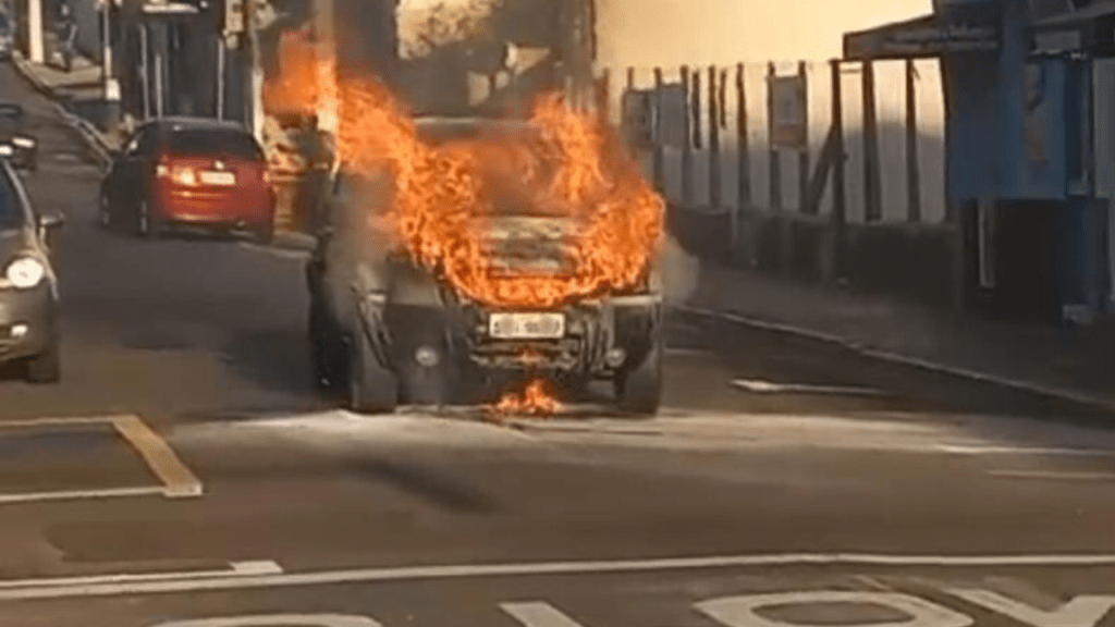 Incêndio em veículo assusta moradores e comerciantes no centro de&nbsp;Marília
