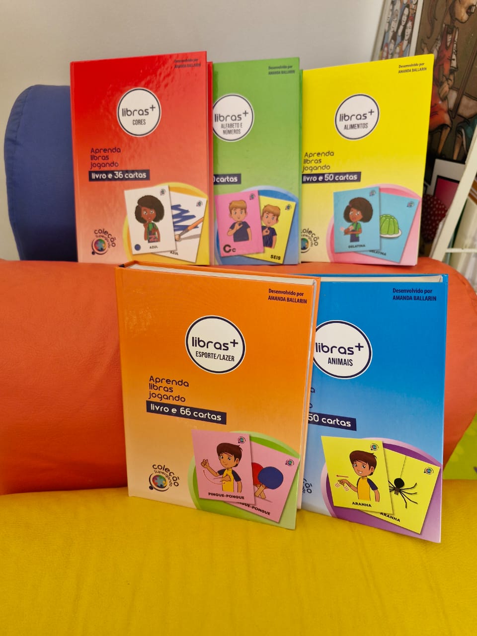 Secretaria Municipal de Direitos Humanos de Marília entrega livros em Libras ao Cemaee Professora Yvone&nbsp;Gonçalves