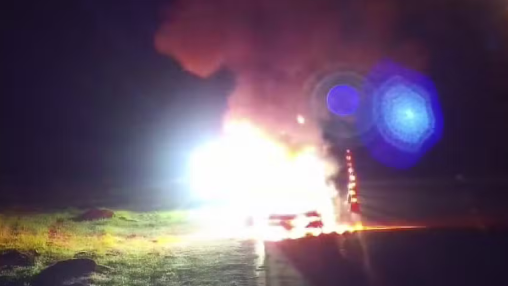 Carro pega fogo e é consumido totalmente na Rodovia Comandante João Ribeiro de Barros na&nbsp;Região