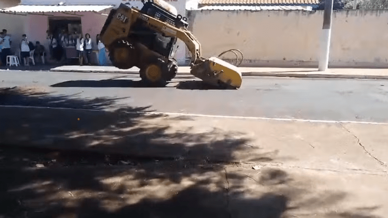 Flagrante de manobras arriscadas com minicarregadeira causam demissão de funcionário na Região&nbsp;(vídeo)