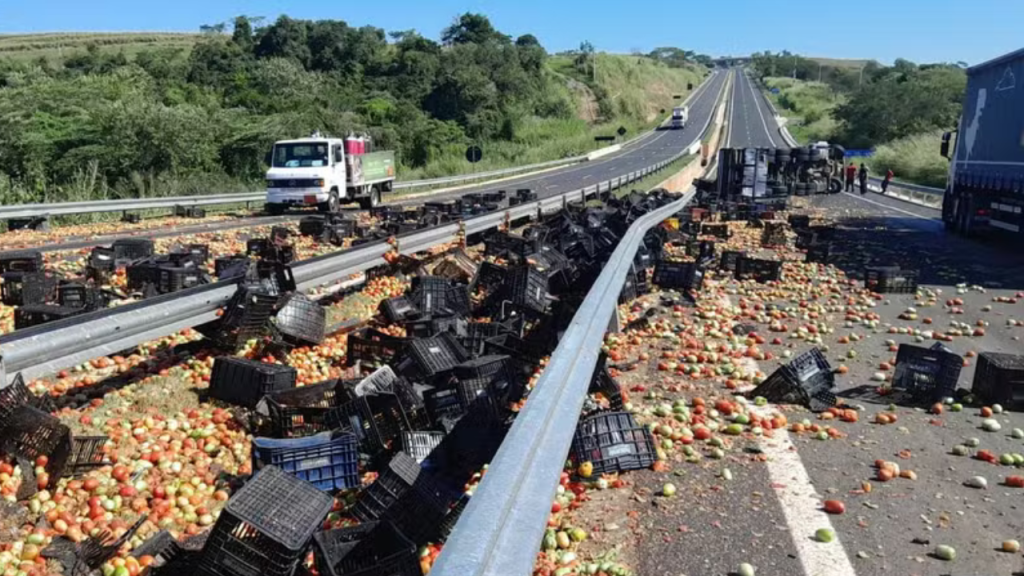 Carreta Carregada com Tomates Tomba e Interdita parte da SP-333 em&nbsp;Marília