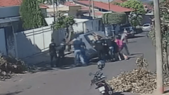 Susto: Motorista idoso bate em carro parado e tomba o veículo na Região; populares agem rápido no&nbsp;socorro