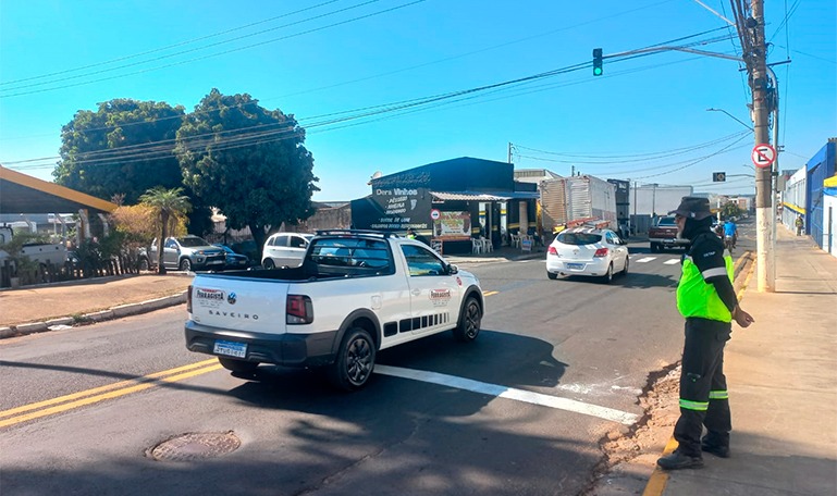 Semáforos instalados no cruzamento na avenida República com a rua Beline Marconato, já estão em&nbsp;funcionamento