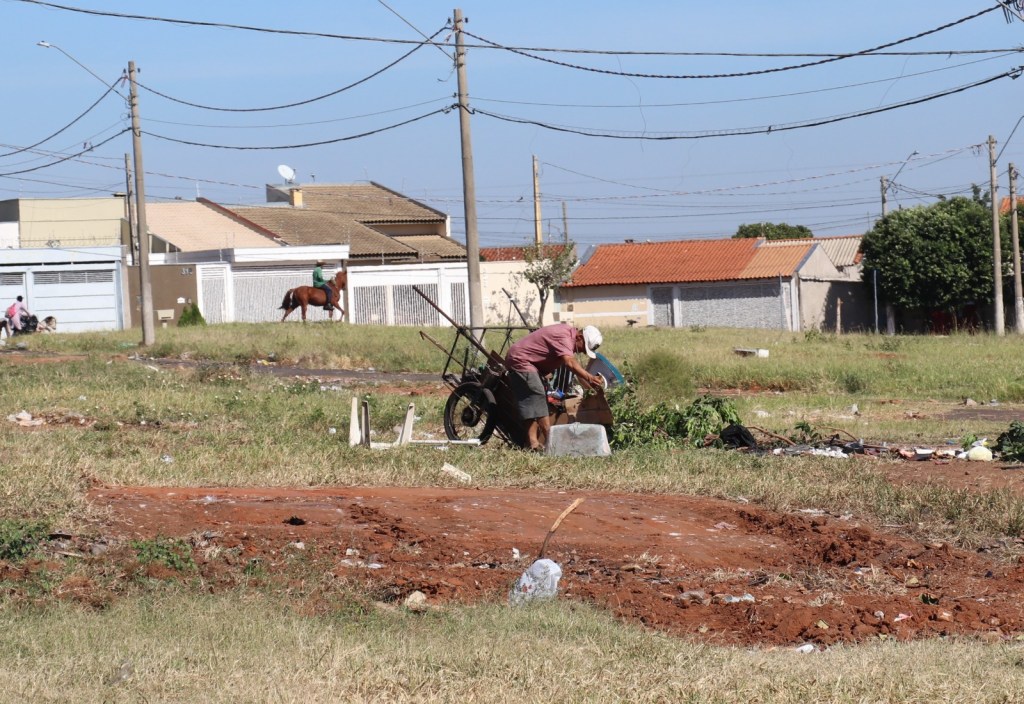 Apesar de orientar moradores a não descartarem lixo em terrenos vazios, os flagrantes de desrespeito são&nbsp;frequentes