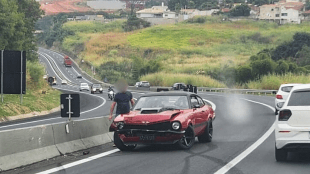 Susto! Carro Restaurado, Rodopia, bate em mureta e fica na contramão na rodovia do Contorno em&nbsp;Marília