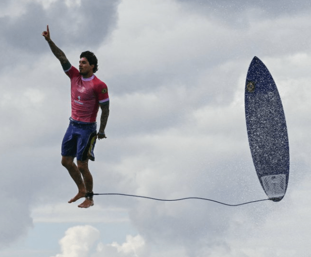 Gabriel Medina brilha em Teahupoo e chega às quartas de final no&nbsp;surfe