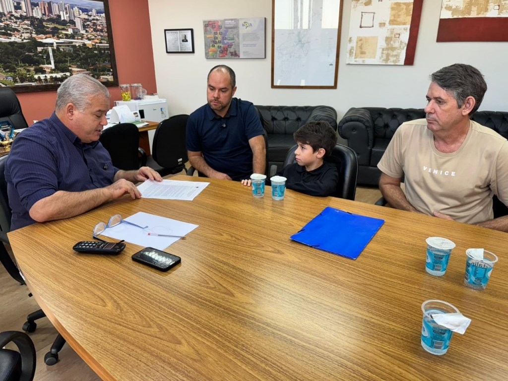 Moradores do Damasco entregam abaixo assinado contra mal cheiro provocado pela Coca Cola ao presidente da Câmara, Eduardo&nbsp;Nascimento