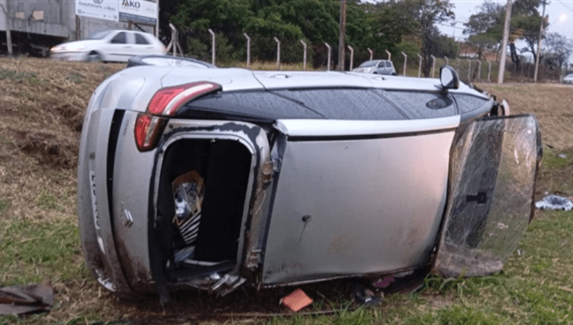 Motorista perde o controle do carro e capota várias vezes na SP-294 em&nbsp;Pompeia