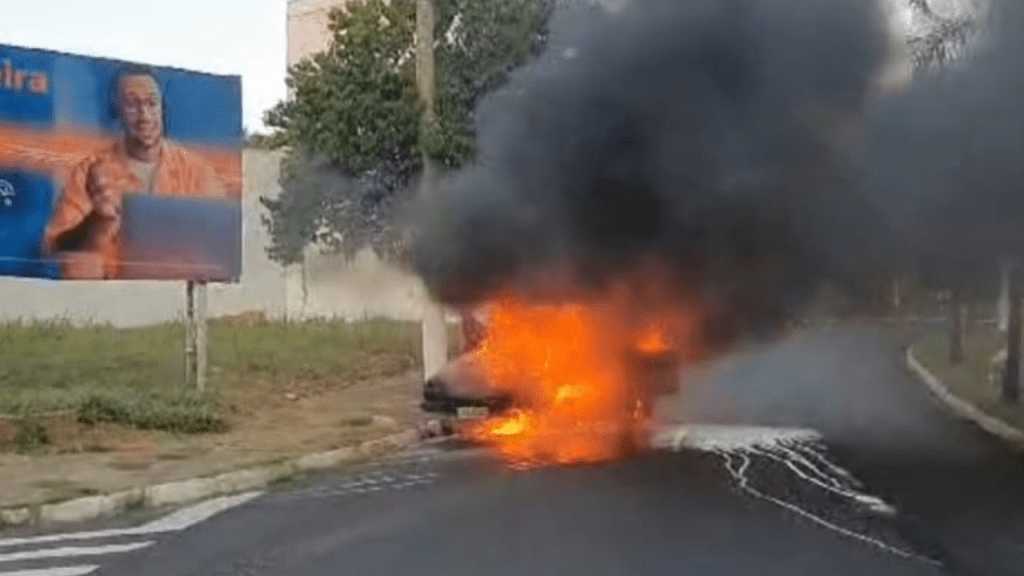 Incêndio Destrói Ford Corcel II em Marília; Ocupantes Escapam&nbsp;Ilesos