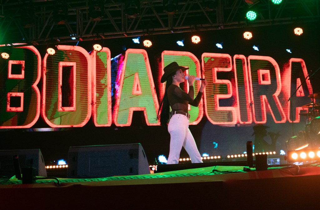 Mais de 20 mil pessoas prestigiam a nova arena multiuso da cidade com show de Ana Castela, a festa continua até&nbsp;sábado