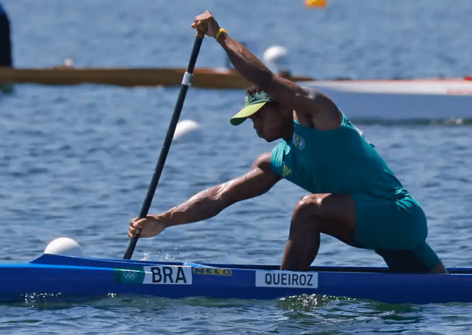 Isaquias Queiroz avança direto à semifinal da canoa&nbsp;individual