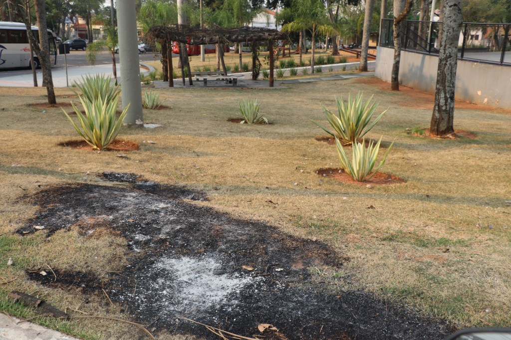 Vandalismo: fiação de fontes são destruídas e fogo é ateado na praça São&nbsp;Bento