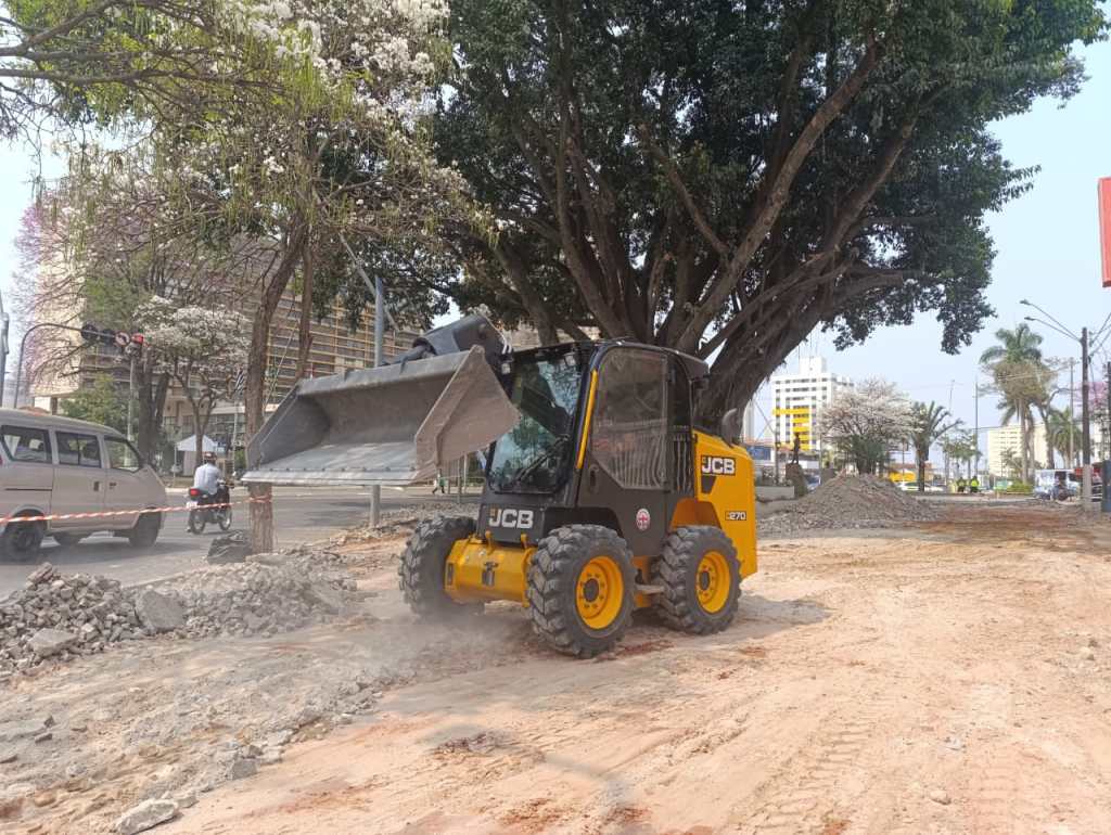 Piso da Praça ‘Saturnino de Brito’, a mais antiga da cidade está sendo&nbsp;trocado