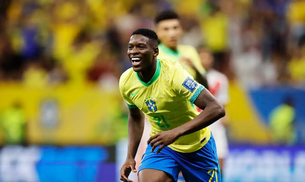 Raphinha marca dois e Brasil derrota seleção peruana em&nbsp;Brasília