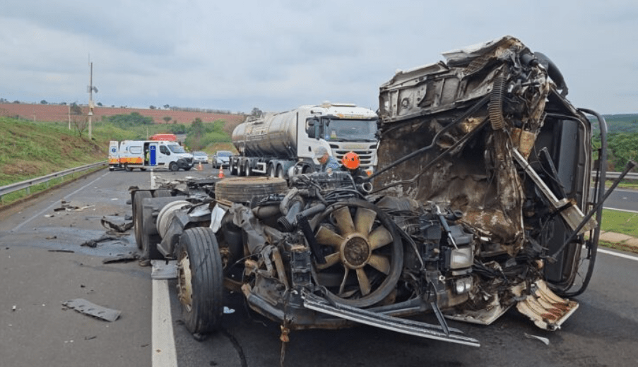 Acidente entre caminhões deixa motorista ferido na SP-333 em&nbsp;Marília