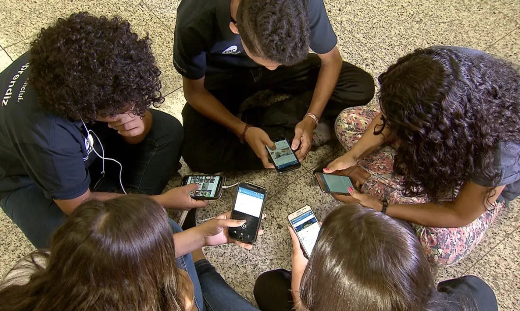 Comissão de Educação aprova projeto que proíbe celular em&nbsp;escolas