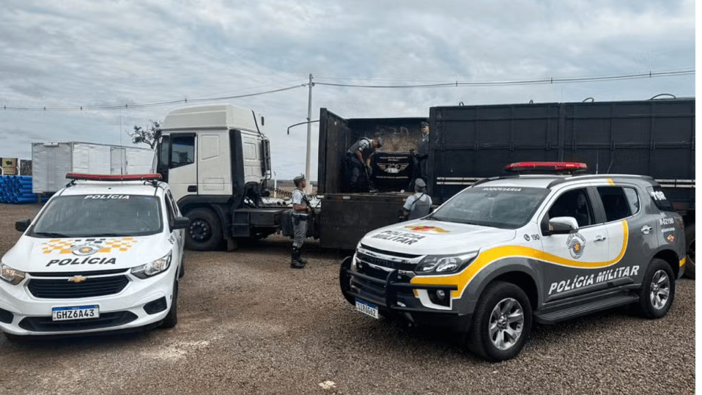 Homem é Preso com Cocaína e Fuzis em Fundo Falso de Reboque na Rodovia&nbsp;SP-225