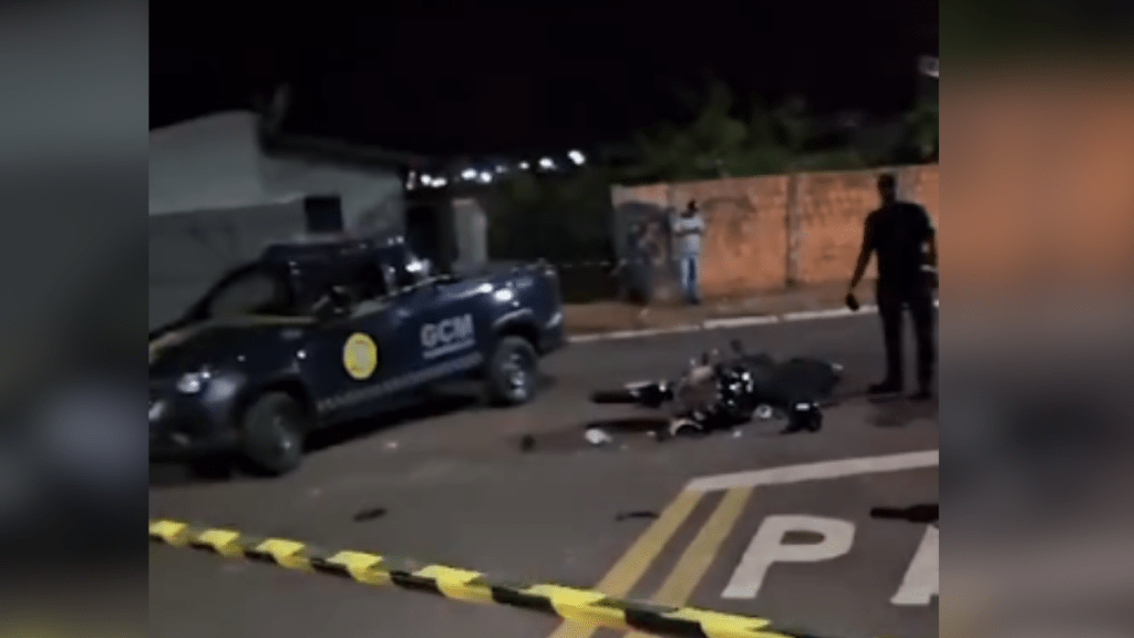 Jovem motociclista morre após colidir com pá carregadeira da&nbsp;Prefeitura