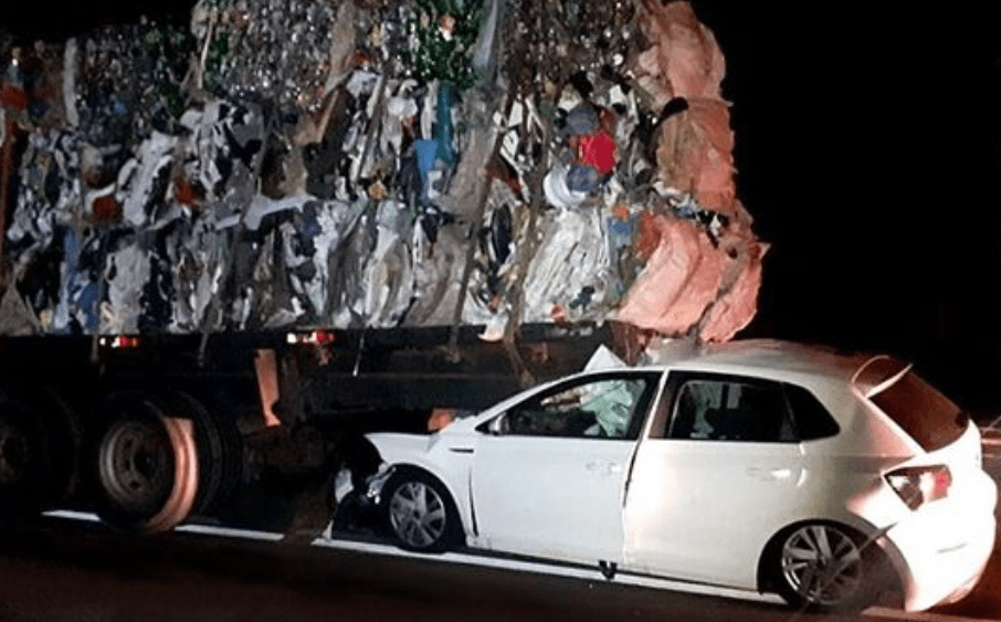 Fisioterapeuta fica ferida após colisão entre carro e caminhão na rodovia Rachid Rayes, em&nbsp;Marília