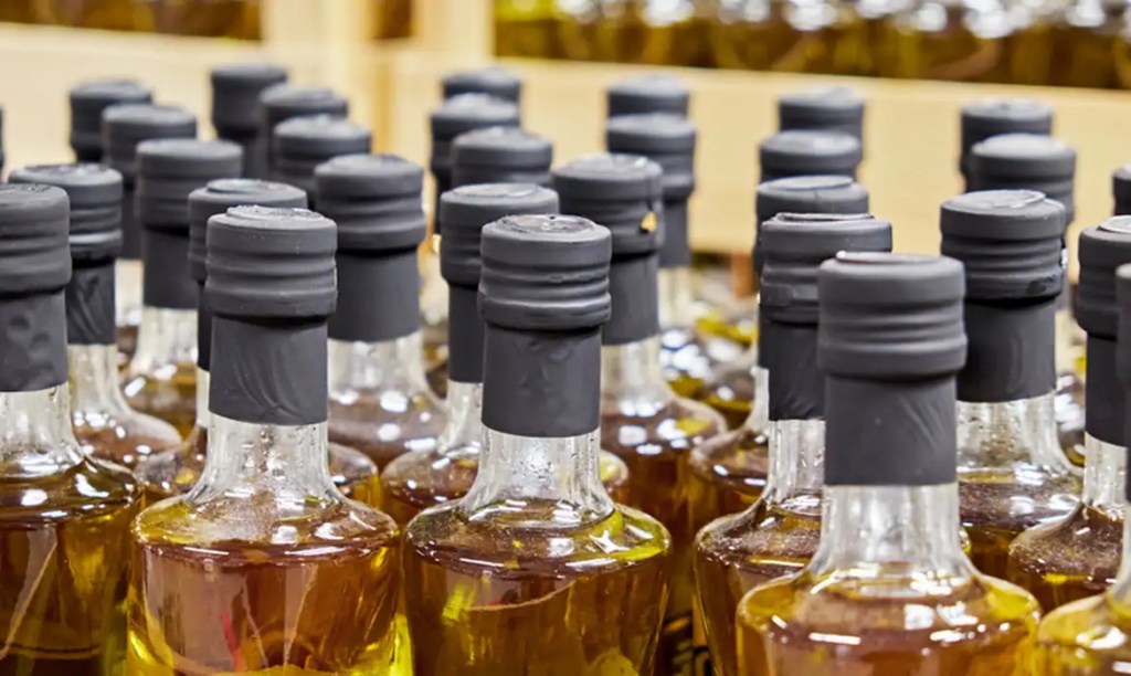 Polícia interdita galpão que produzia azeite falsificado no Rio de&nbsp;Janeiro