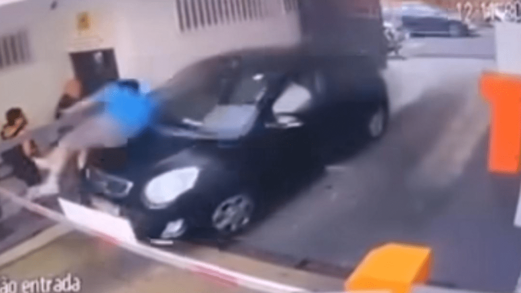 Carro desgovernado atropela pedestre e tomba dentro de estacionamento em Bauru, câmera de segurança registra o momento do acidente&nbsp;(Vídeo)