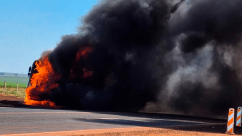 Carreta é destruída por incêndio na SP-333, mas motorista escapa&nbsp;ileso