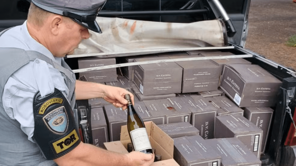 Duas Pessoas são Presas pela Polícia Rodoviária com Caixas de Vinho sem Nota&nbsp;Fiscal