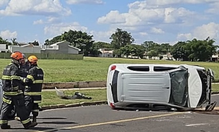 Acidente na Avenida Brigadeiro Eduardo Gomes Deixa Mulher Ferida em&nbsp;Marília