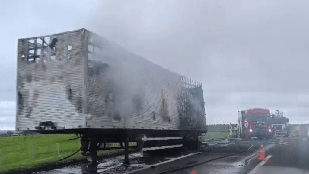 Incêndio destrói caminhão de entrega na rodovia&nbsp;SP-294