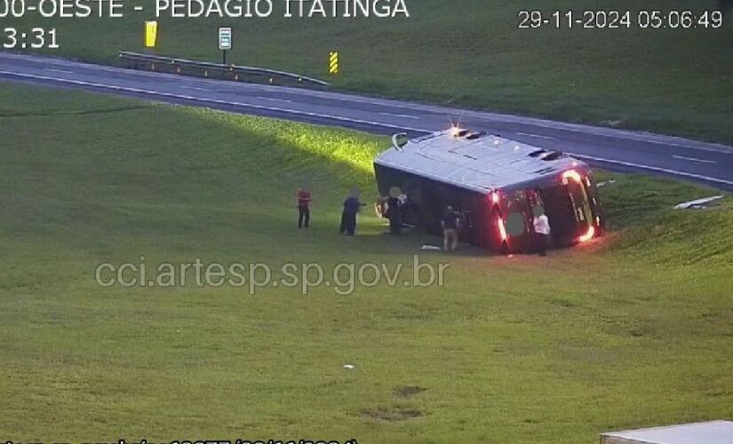 Ônibus de Dois Andares Tomba na Rodovia Castello Branco em Itatinga; Cinco Pessoas Ficaram&nbsp;Feridas